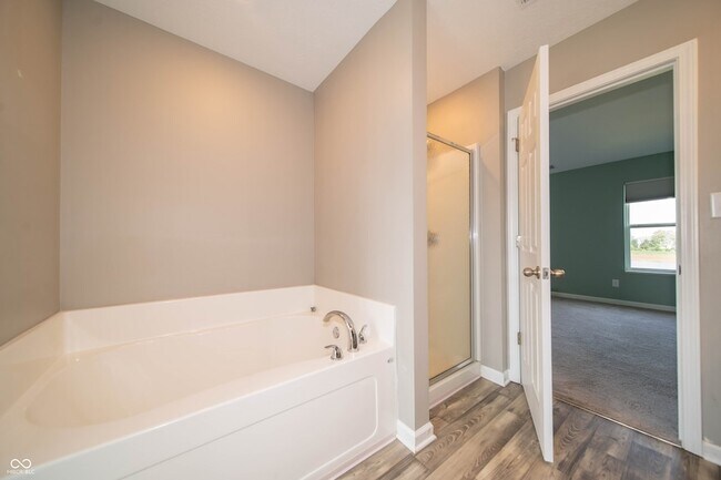 Building Photo - 7062 English Oak Dr