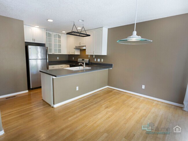 Building Photo - West Linn Single Family 3 Bd/2.5 Bth w/ Ba...