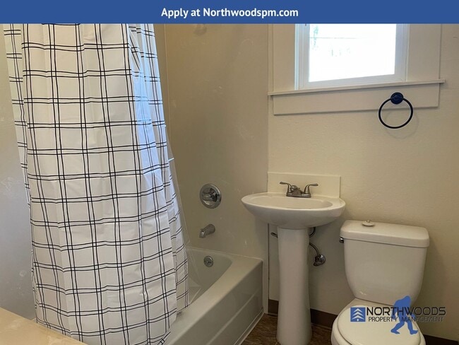 Building Photo - Charming 2 Bedroom 2 Bathroom Home