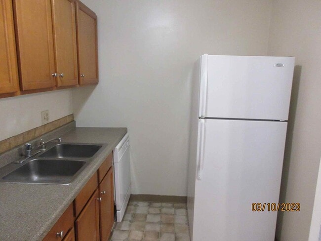 Building Photo - Available Mid-Late September 2025 Remodele...