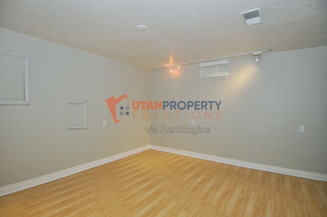 Building Photo - 1577 Glen Arbor St