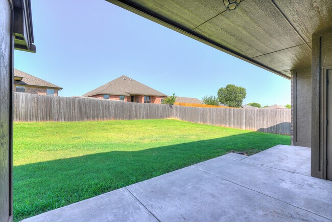 Building Photo - 1713 Pinewood Dr