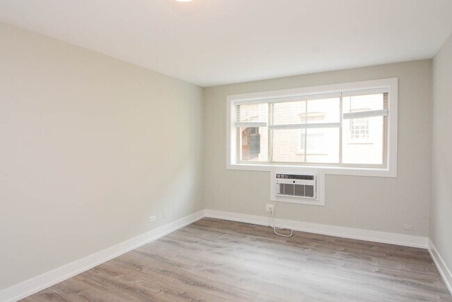 Building Photo - 533 W Surf St