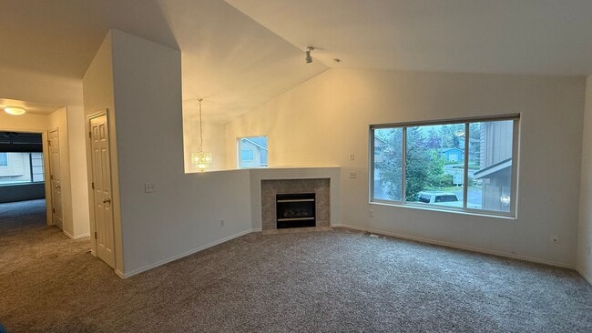 Building Photo - 3 Bed, 2 Bath Townhouse Between Elmore and...