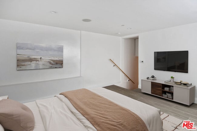 Building Photo - 1105 Alta Loma Rd