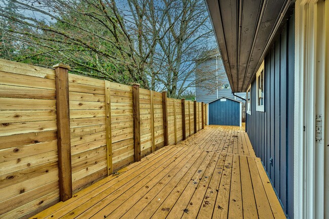 Building Photo - Edmonds Three Bedroom