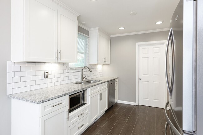 Building Photo - 905 Preston Ct