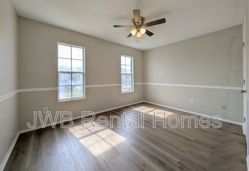 Building Photo - 618 Staffordshire Dr E
