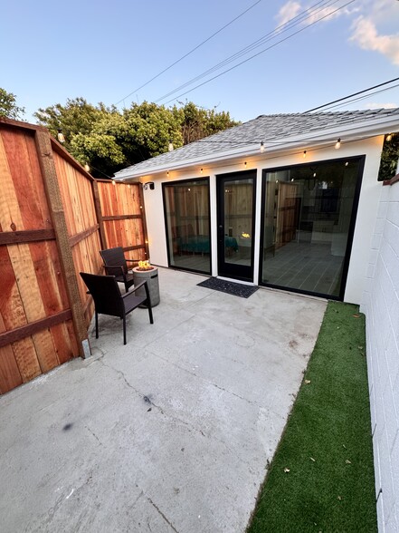 Private outdoor space with a private entrance - 7364 W 83rd St