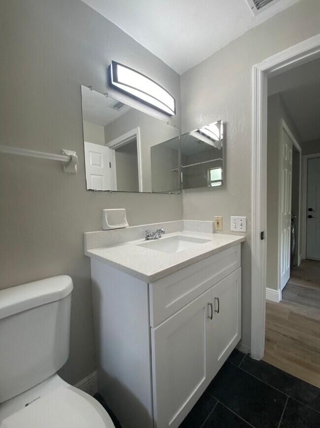 Building Photo - 2210 Marilyn Ln