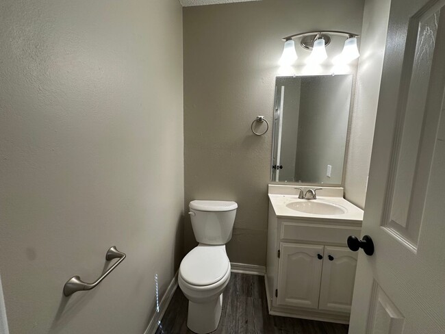 Building Photo - Welcome to this charming 3-bedroom, 1.5-ba...