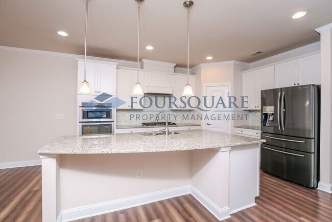 Building Photo - Elegant 3-Bed Townhome , Screened Porch & 2-Car Garage – Prime Davis Drive Location