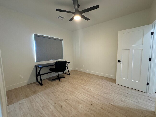 Building Photo - 6129 Lago Grande Dr