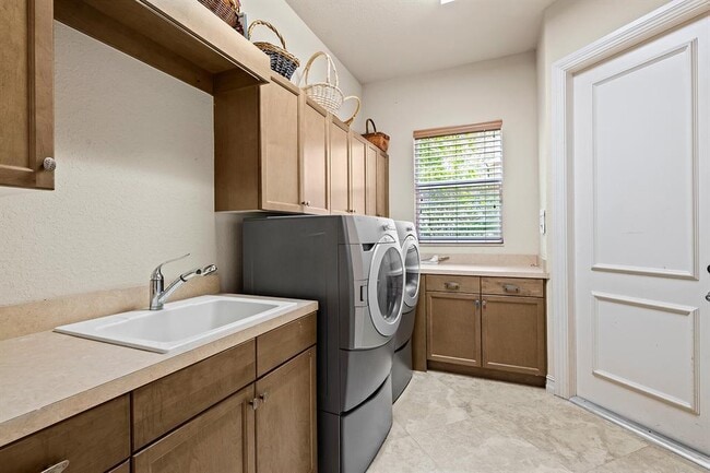 Building Photo - 3201 E Stonebrook Cir