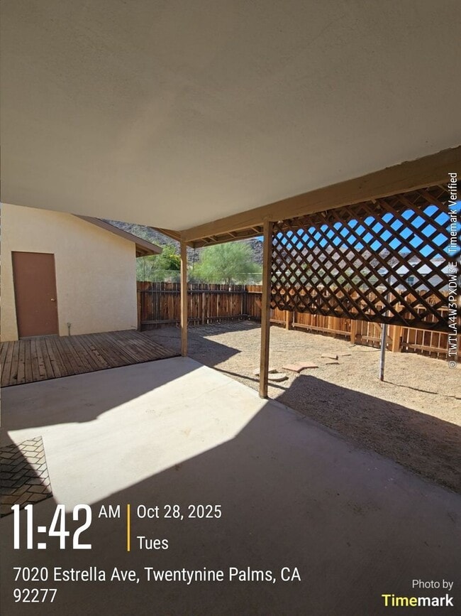 Building Photo - 3 bedroom 2 bath Available now