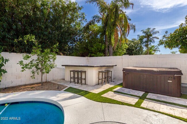 Building Photo - 5849 E Paradise Ln