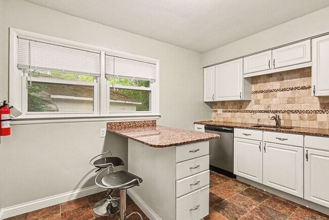 Building Photo - $1174- 2-bedroom duplex with spacious basement!