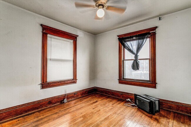 Building Photo - 912 E 31st St