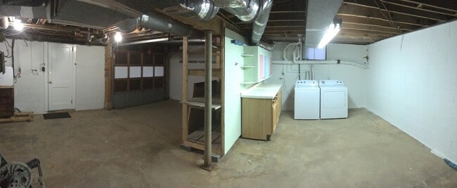 Building Photo - Wonderful Kenilworth location! Lovely landscaping and beautiful hardwood flooring!