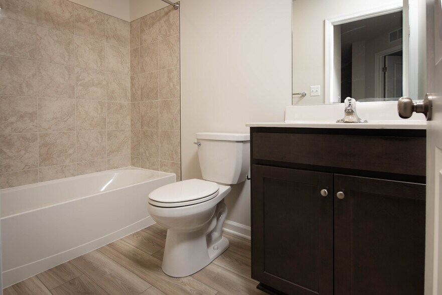 Hall Bathroom - 411 18th Ave