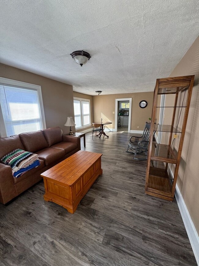 Building Photo - 2 Bedroom House Available NOW