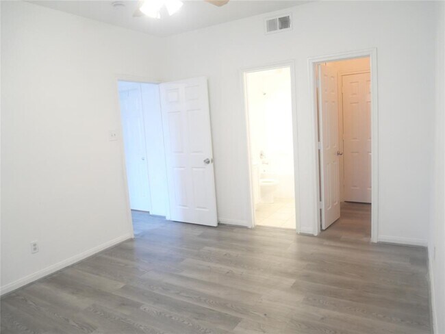 Building Photo - 6289 Wilcrest Dr