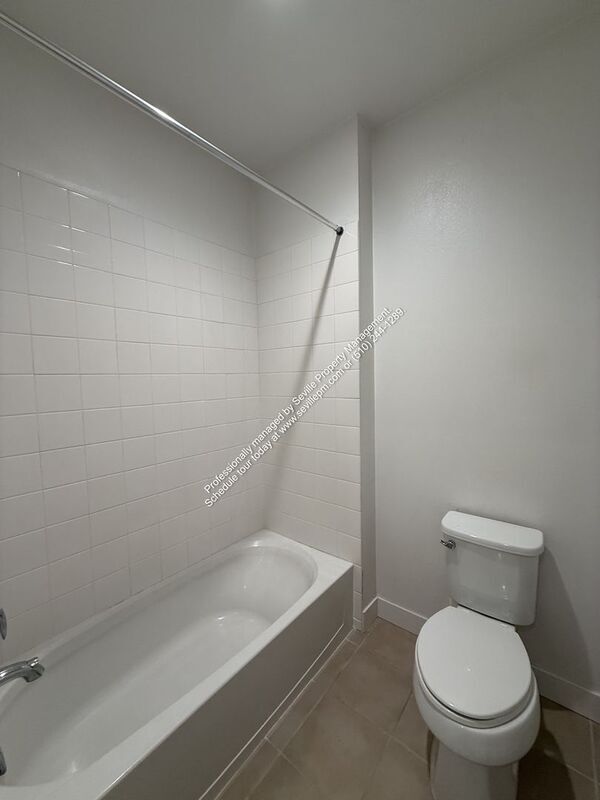 Building Photo - 1922 Willow St