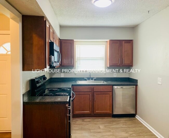 Building Photo - 2 Bed/2 Bath Single Story Townhome with At...