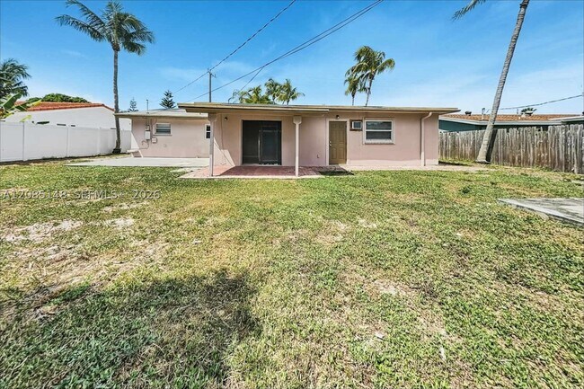 Building Photo - 458 NE 38th St