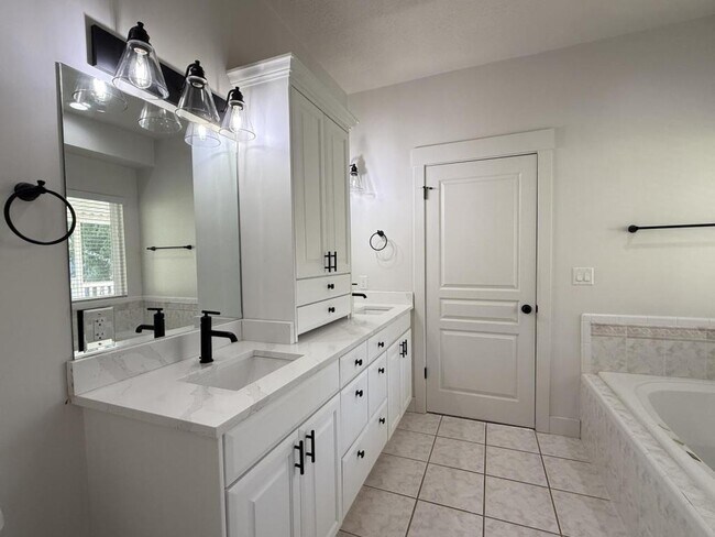 Building Photo - 152 W 4050 N