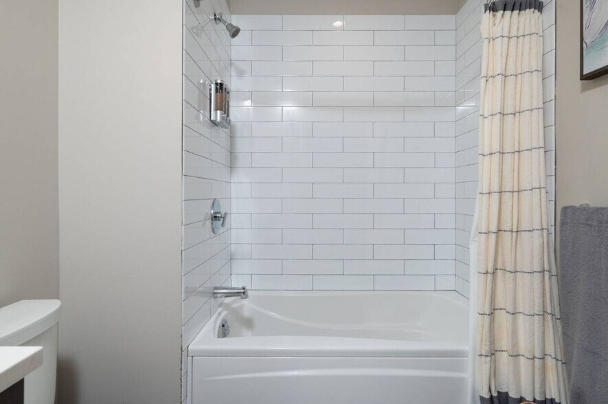 Building Photo - 1363 B Boylston St