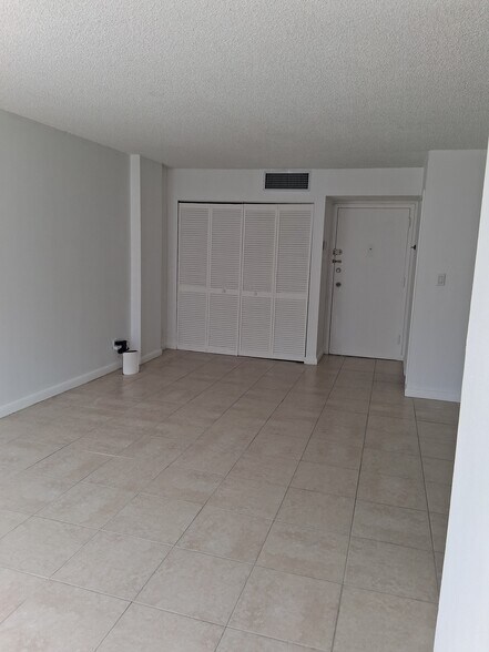 Building Photo - 17021 N Bay Rd