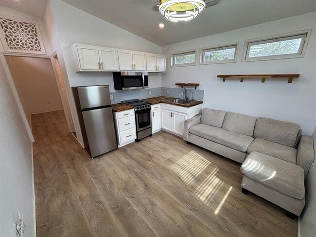 Building Photo - 1002 Spanish Oak Trail