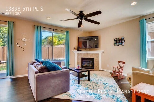 Building Photo - Burien - Rare 6 Bedroom Home Hidden Betwee...