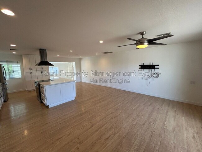 Building Photo - 8631 E Jackrabbit Rd