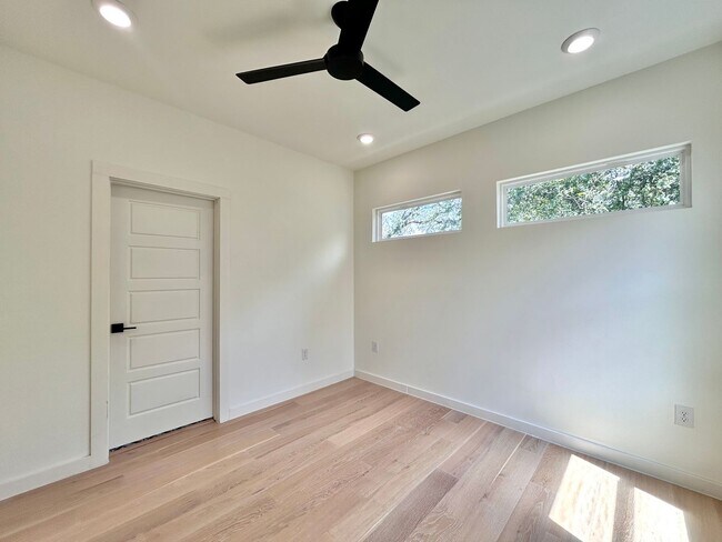 Building Photo - 1403 Cometa St