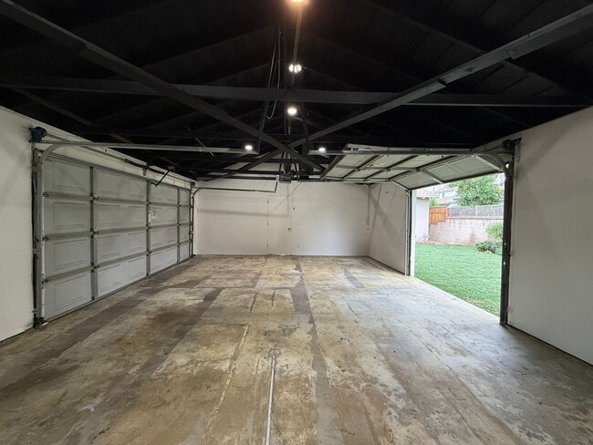 Building Photo - Beautiful Home in a Lovely Neighborhood! Available Spacious 2 Bedroom and Two Bathroom!