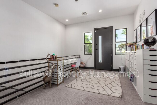 Building Photo - 4413 E Montecito Ave