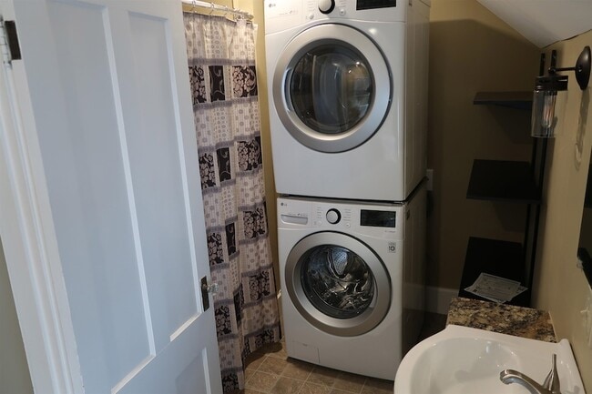 Building Photo - 5 Green St