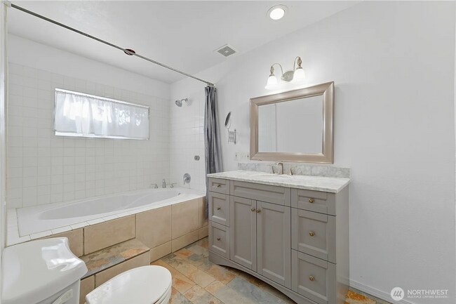 Building Photo - Stunning Newly Remodeled 3-Bed, 2-Bath Home in Great Location!