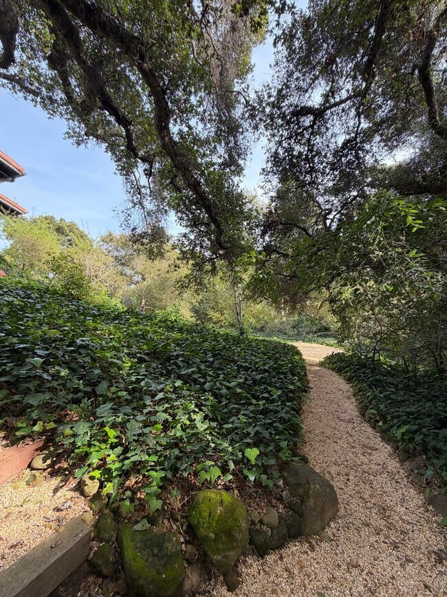 Building Photo - Leafy Montecito