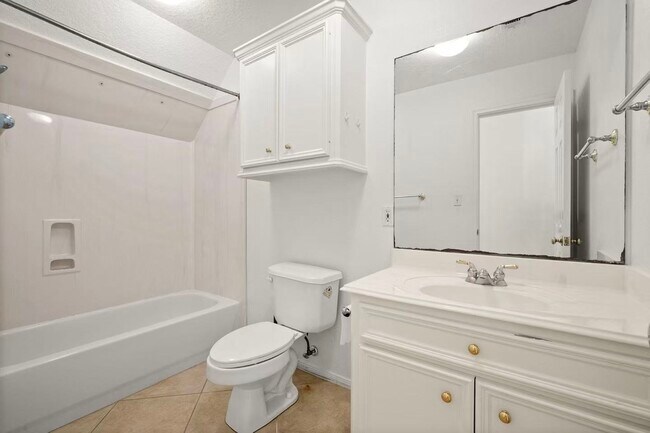Building Photo - 3212 Glastonbury Dr