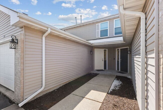 Building Photo - 372 Amphitheater Dr