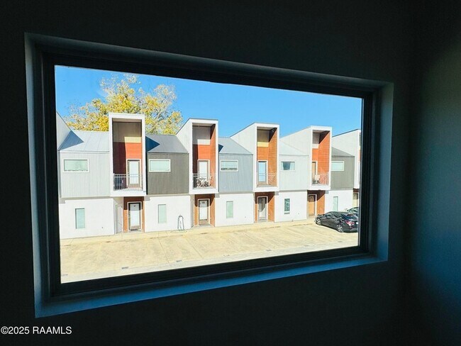 Building Photo - 113 Bayou St