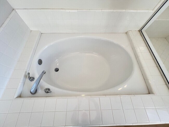 Building Photo - Charming Tustin Ranch Home in Gated Community on Golf Course!