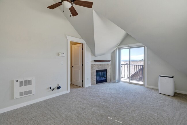 Building Photo - Charming Seattle Townhome with Garage Available Now! A/C included!