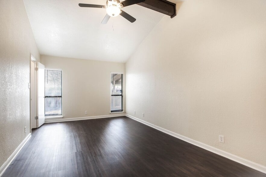 Building Photo - 7506 Lincoln Village Dr