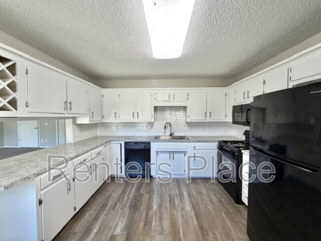 Building Photo - 313 N Cedar St