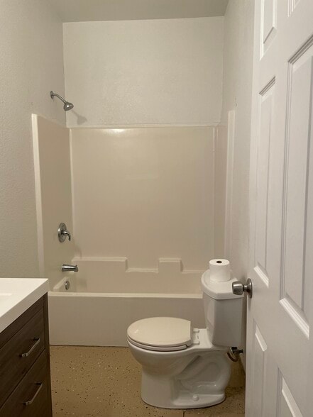 Full bathroom/ bano completo - 819 Gloria Dr