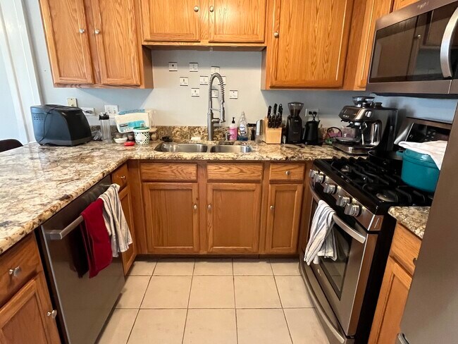 Building Photo - 408 Woodview Cir
